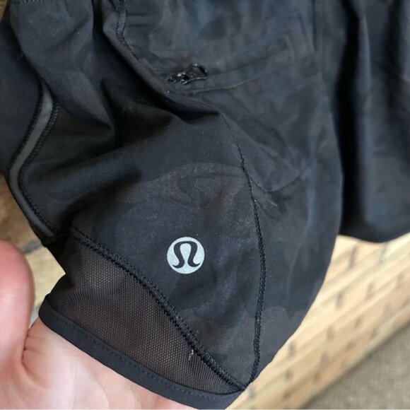 Lululemon Hottie Hot Short’s Low Rise 2.5” Black Camo Size 4 - Picture 3 of 4